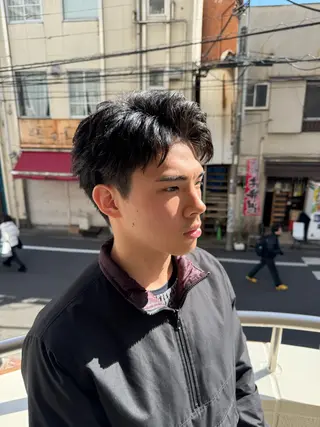 メンズ メンズ特化シャドウパ ーマラウンドマッシュのヘアスタイル
