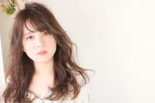 カラー 鮮やかカラーと艶髪 美容師を目指すモリーのヘアスタイル