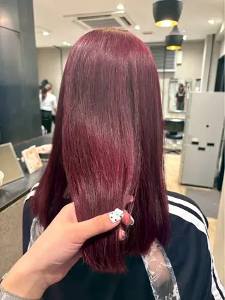 ロング 紅/透明感カラー /ハイトーン/カットのヘアスタイル