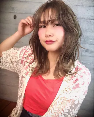ミディアム 白髪ぼかし×デザイン 🕊️🫧ホウジョウのヘアスタイル