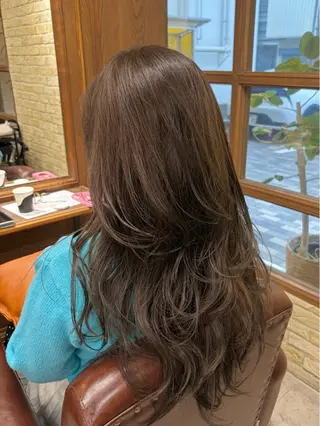 ロング TOMOKA 艶髪/透明感カラーのヘアスタイル