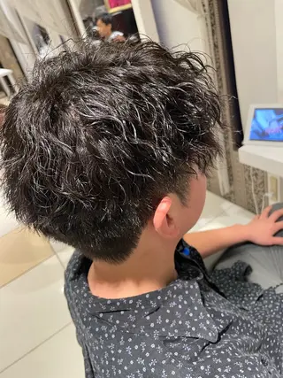 ショート カラー パーマ 岡田 駿也のヘアスタイル