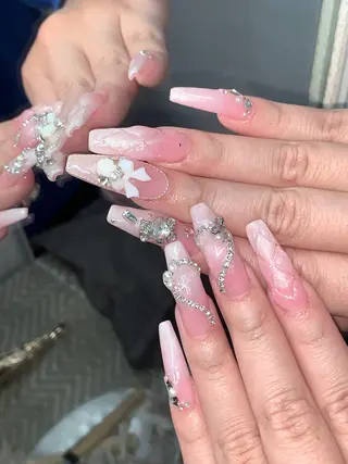 ネイル さゆり￤推しキャラ ￤ロングネイル🩷のネイルデザイン