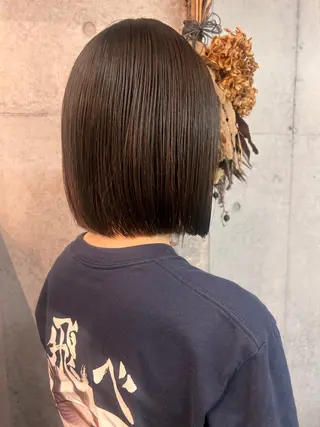 ミディアム ヒナ/レイヤーカット 艶感ワンカラーのヘアスタイル