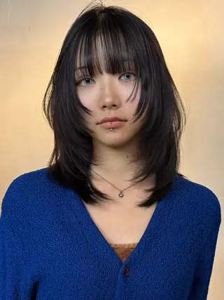 セミロング カラー イツク ⚡️ ルーツ/ハイトーンのヘアスタイル