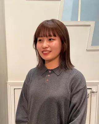 ミディアム カラー 向坂 亜美のヘアスタイル