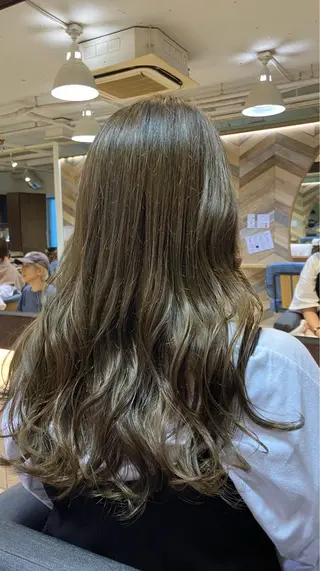 ロング カラー 奥谷 美代子のヘアスタイル