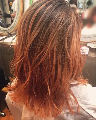 ミディアム 白髪ぼかし×デザイン 🕊️🫧ホウジョウのヘアスタイル
