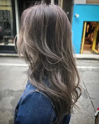 セミロング カラー 白髪ぼかし×デザイン 🕊️🫧ホウジョウのヘアスタイル