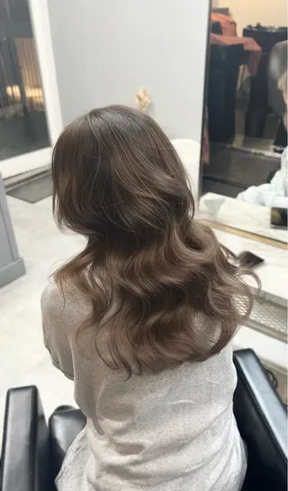 ミディアム カラー 🫧艶ダブルカラー ブリーチ🫧トモヤのヘアスタイル