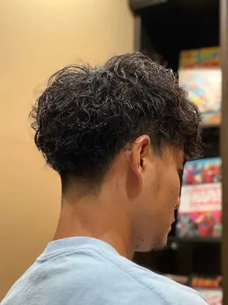 ミディアム パーマ メンズ 猪井 明のヘアスタイル