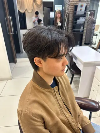 メンズ メンズ特化シャドウパ ーマラウンドマッシュのヘアスタイル