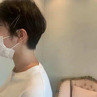 ショート SAKINO． ベージュカラーのヘアスタイル