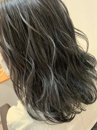 ミディアム 佐々木 芽衣のヘアスタイル