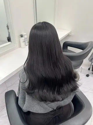 ロング 寒色/ベージュヘア ブリーチありMiOのヘアスタイル