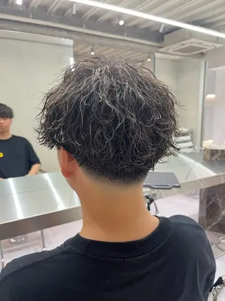 ショート パーマ メンズ ⚡メンズパーマフ ェードカットTomyのヘアスタイル