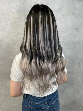 ミディアム Cielro/ダブル カラー/西田咲希のヘアスタイル