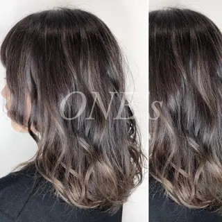 セミロング カラー JuNブリーチに 縮毛矯正するプロのヘアスタイル