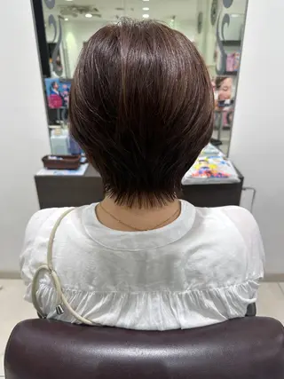 ショート レイヤー 艶々カラーのヘアスタイル