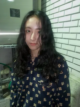 ロング カラー yiye shioriのヘアスタイル