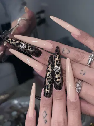 ネイル さゆり￤推しキャラ ￤ロングネイル🩷のネイルデザイン