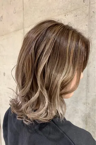 ミディアム カラー ハイライトが 得意なニキです😊のヘアスタイル