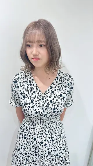 ミディアム カラー 小顔レイヤー/ ベージュ🤍Rieのヘアスタイル