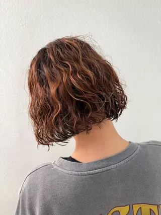 ショート パーマ 韓国レイヤー⋆౨ৎﾟ 透カラー🩶／ユウキのヘアスタイル