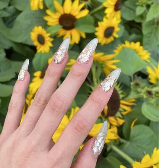 ネイル VIERU 🌈🎀💖のネイルデザイン