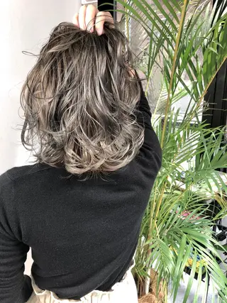 ミディアム カラー ヘアアレンジ 白髪ぼかしハイライト バレイヤージュヤマトのヘアスタイル
