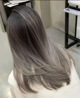 カラー フェザーパーマ/ スペインカールのヘアスタイル