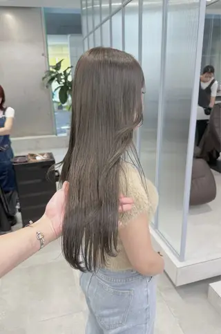 ロング カラー ブリーチなし 寒色カラーのヘアスタイル