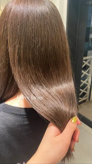 セミロング ミオ💎ショート 透ける暗髪のヘアスタイル