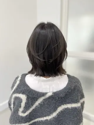 ミディアム レイヤーと縮毛矯正で 飯食ってる人のヘアスタイル