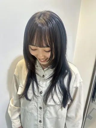 ロング レイヤー 艶々カラーのヘアスタイル