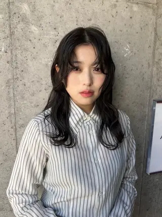 セミロング カラー shui/艶カラー ／柔らかストレートのヘアスタイル