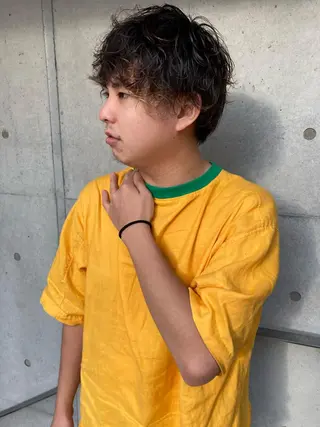 メンズ 顔まわりレイヤー デザインカットのヘアスタイル