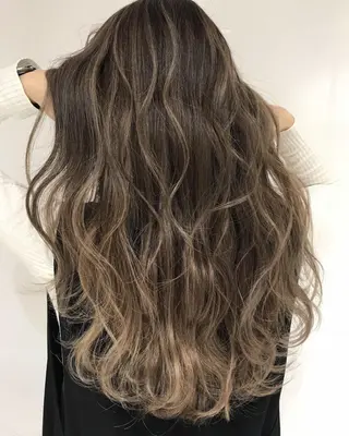 ロング カラー ヘアアレンジ ハイトーン/韓国風 🤍Nacchi🐈のマツエク・マツパデザイン