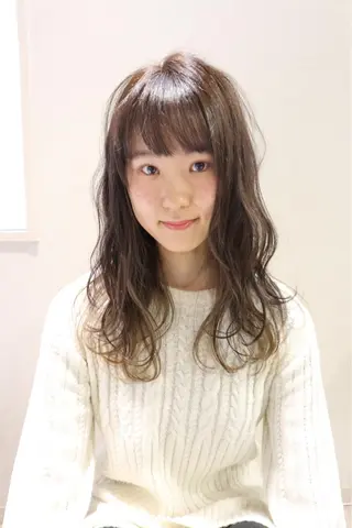 ロング 岩間 祐佳のヘアスタイル