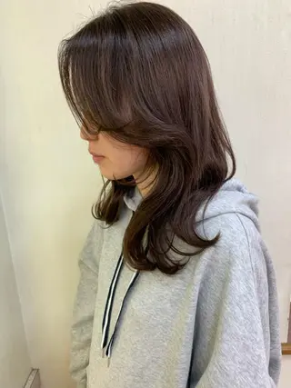 ミディアム カラー yui .のヘアスタイル