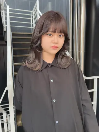ミディアム 韓国🇰🇷レイヤー カットオリーブカラーのヘアスタイル