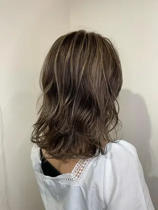 セミロング カラー ハイライト✖️ 暗髪🤎Nahoのヘアスタイル