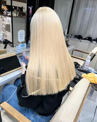 セミロング デザイン🥇複雑履歴 ハイトーン特化のヘアスタイル