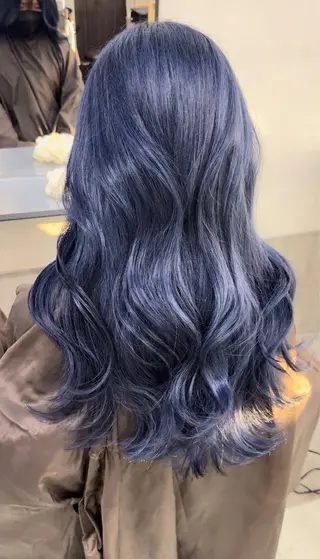 ロング カラー 赤みなしオリーブ ハイトーン×レイヤーのヘアスタイル