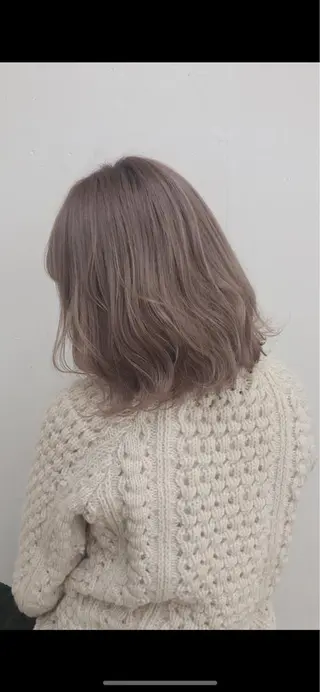 セミロング ミルクティーカラー イイサカシュンスケのヘアスタイル