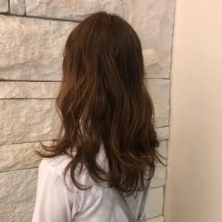 ロング レイヤーカット✖️ 柔らかベージュカラーのヘアスタイル
