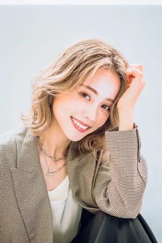 ミディアム ツヤ感カラーレイヤー カット川野莉空のヘアスタイル