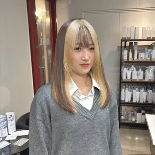 セミロング カラー 透明感ブラウン｜ レイヤー｜小寺 葵のヘアスタイル