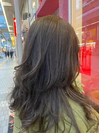 セミロング デザインカラー✨新倉 佑奈のヘアスタイル