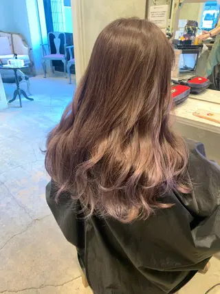 ロング カラー SAKINO． ベージュカラーのヘアスタイル